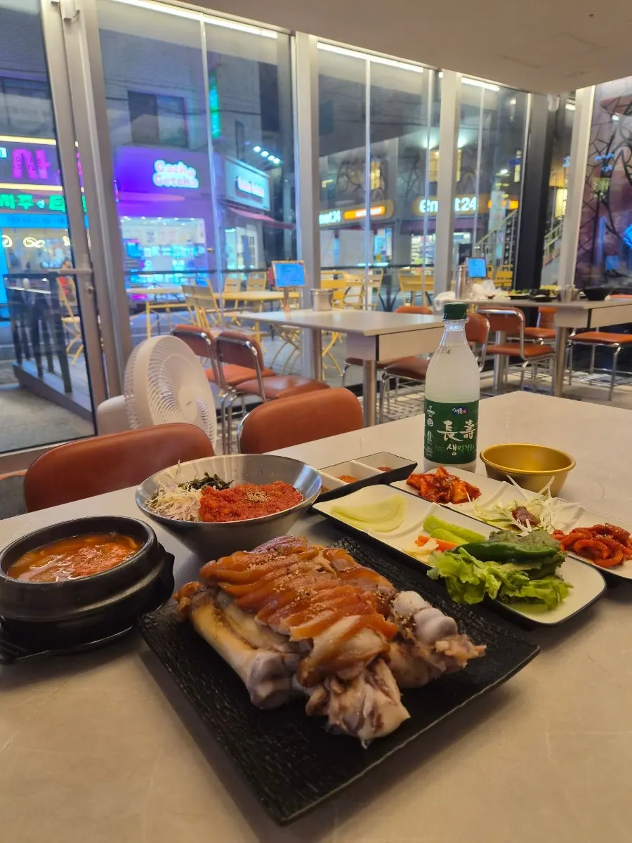 Jokbal and makgeolli meal set