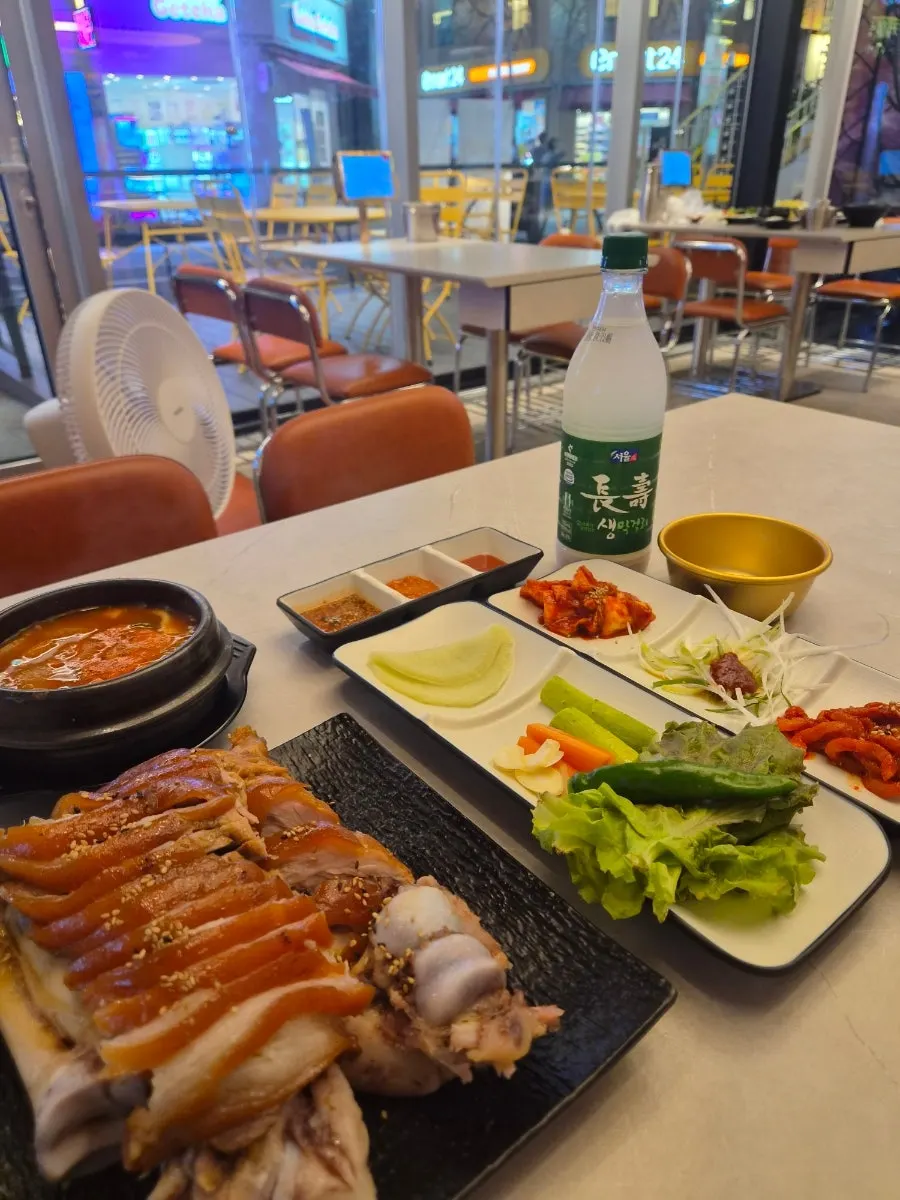 Small jokbal set and makgeolli