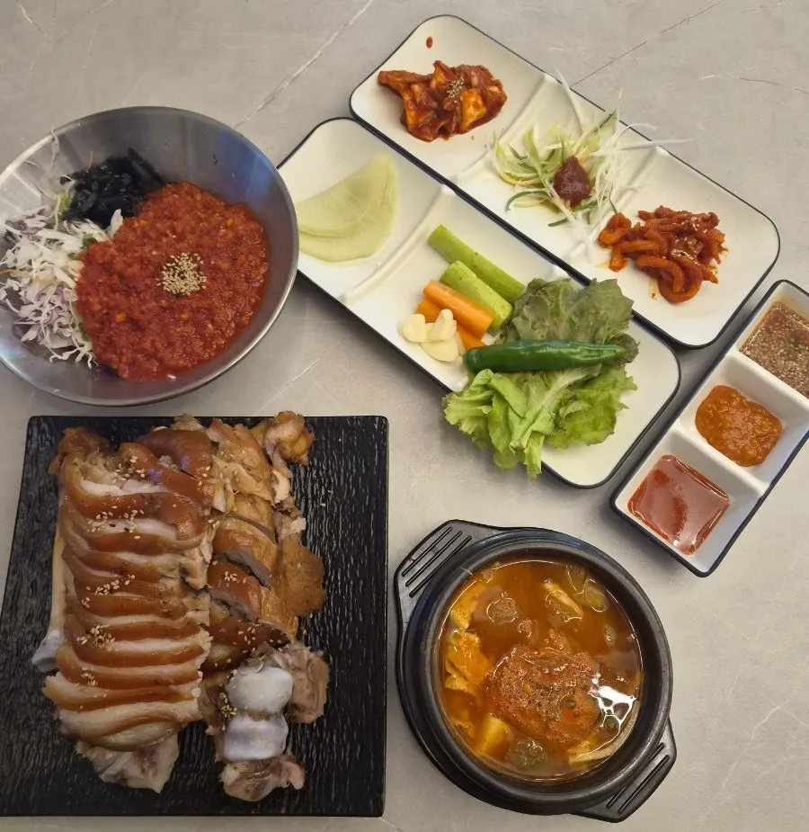 Generous selection of included items with jokbal