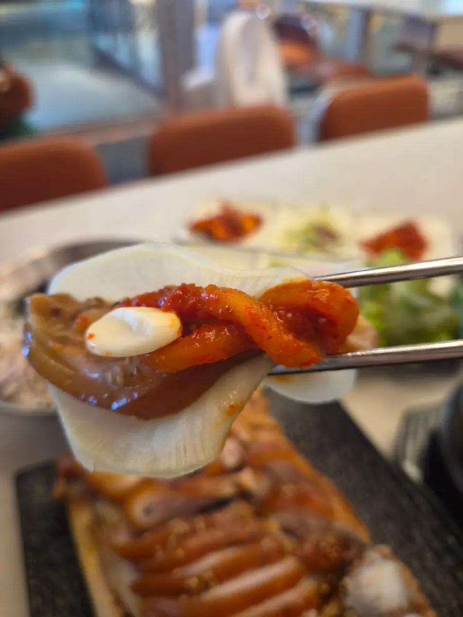 Jokbal meal with included dishes and dessert