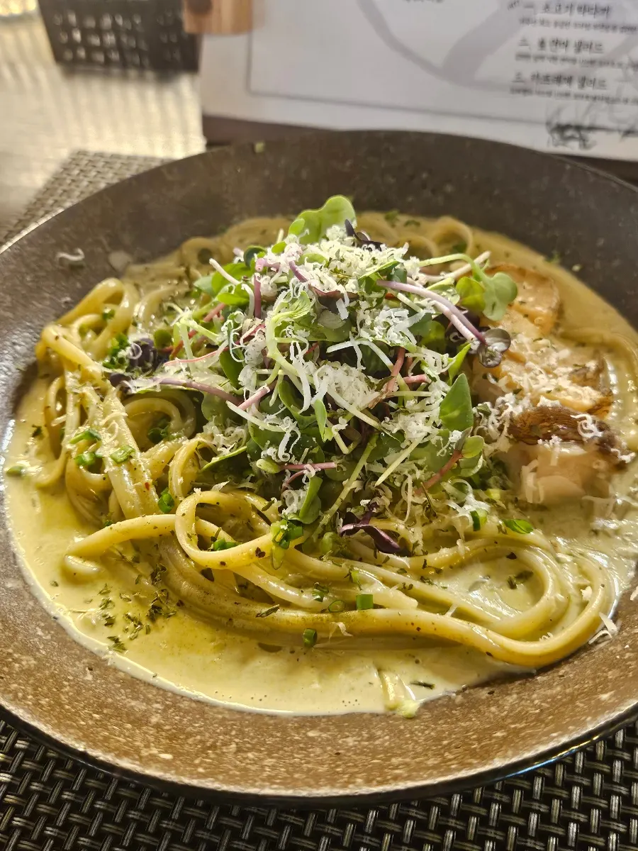 Cream-sauce abalone innards pasta