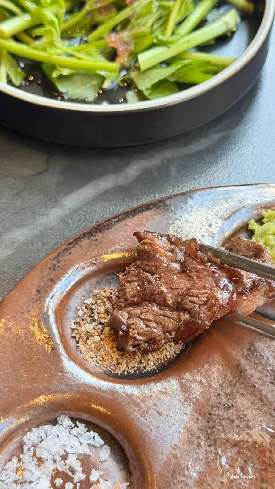The basic side dishes served at Sutbul Seonghwa