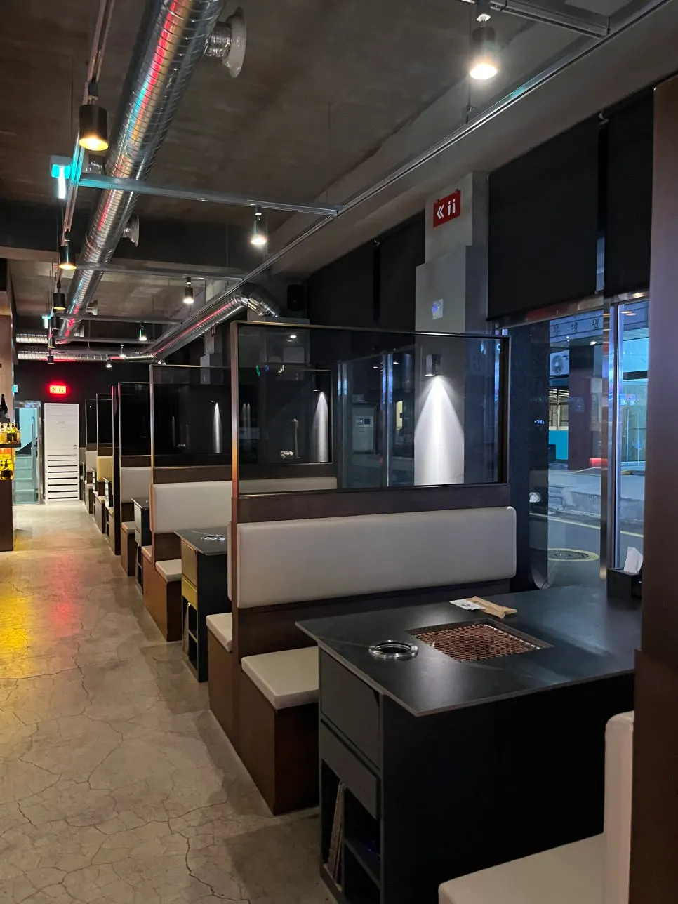 Room-like divided seating at Sutbul Seonghwa