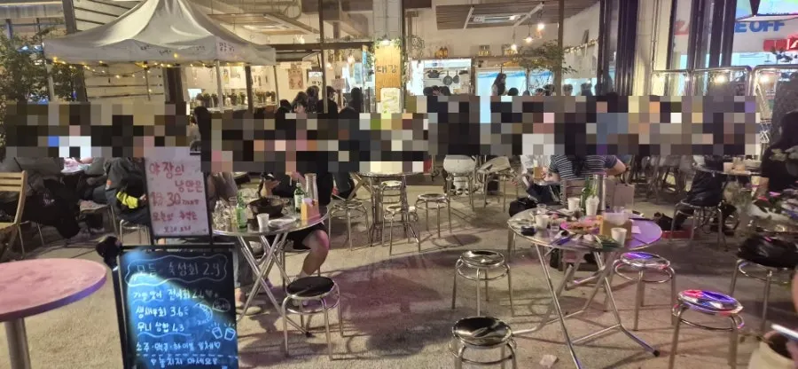 대강 야장 테이블이 있는 가게 앞 거리