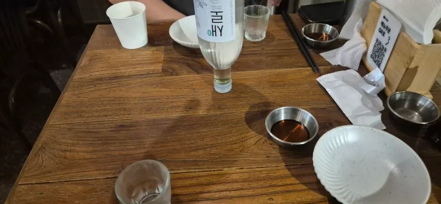 테이블에 차려진 대강 모듬회와 기본 찬
