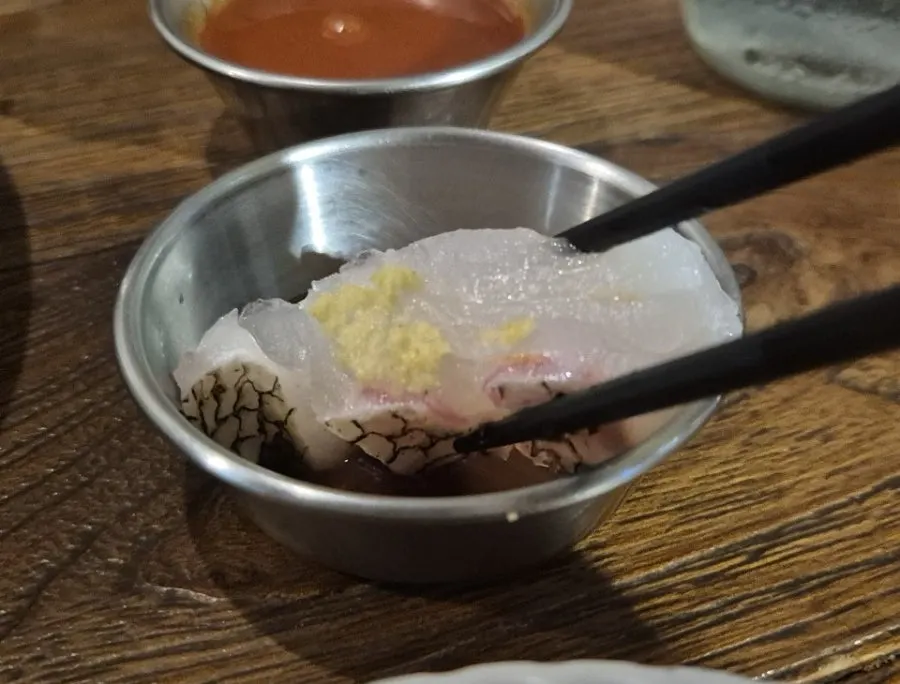 두껍게 썰려 나온 대강 모듬회 한 접시