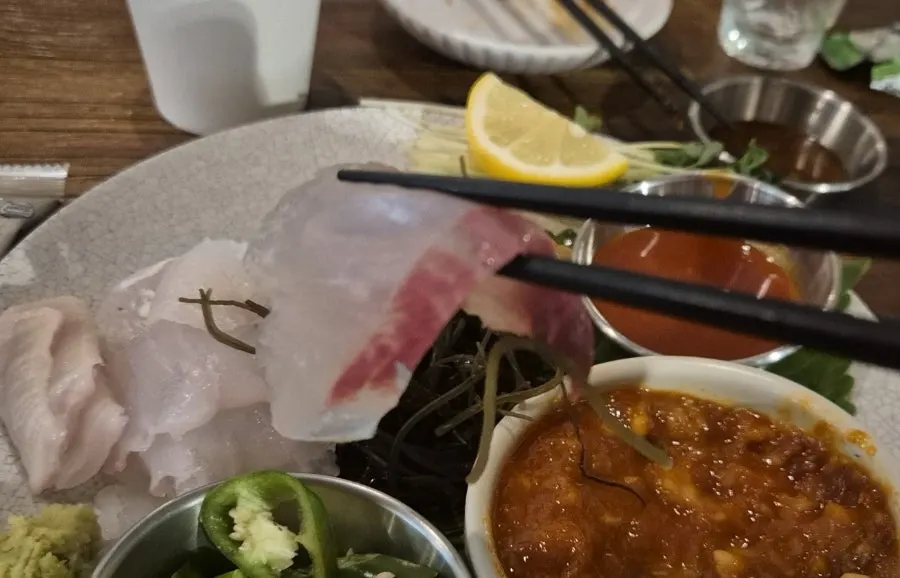 두툼하게 썬 광어 엔가와