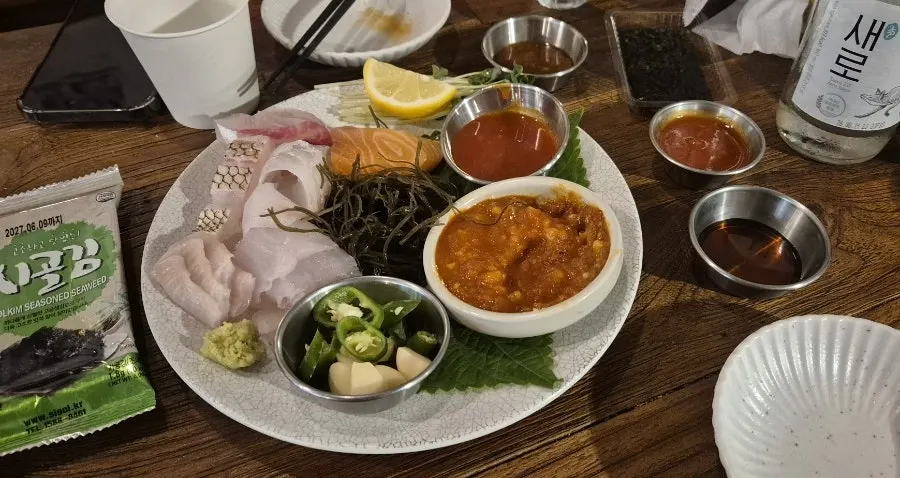 회와 함께 나온 쌈무와 톳