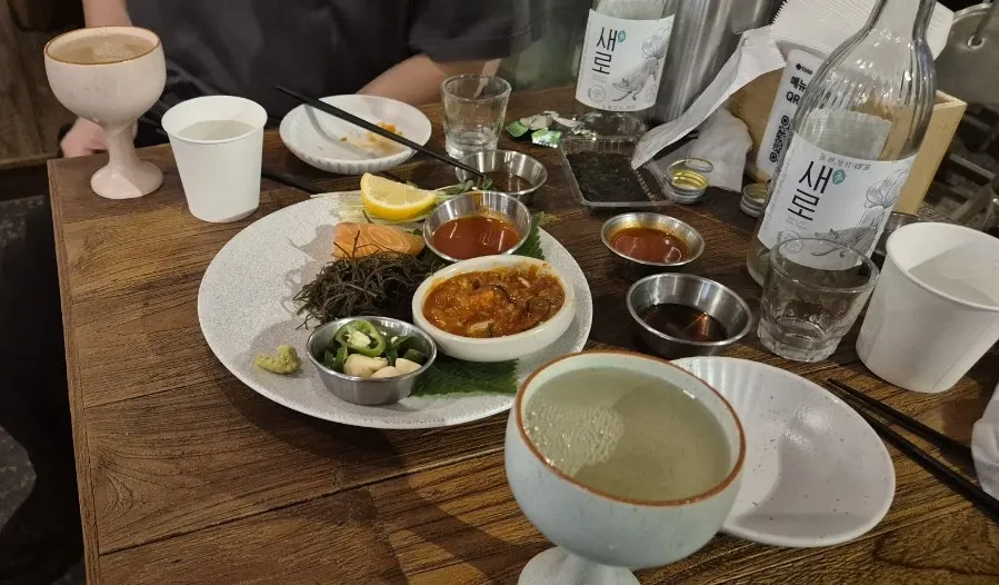 마늘과 초장, 쌈장, 막장이 담긴 소스 접시