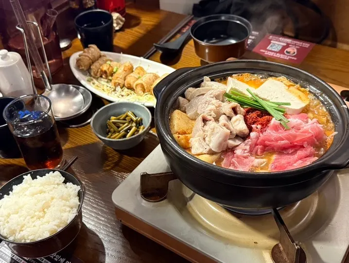 Fresh Japanese udon noodles added into the hot pot