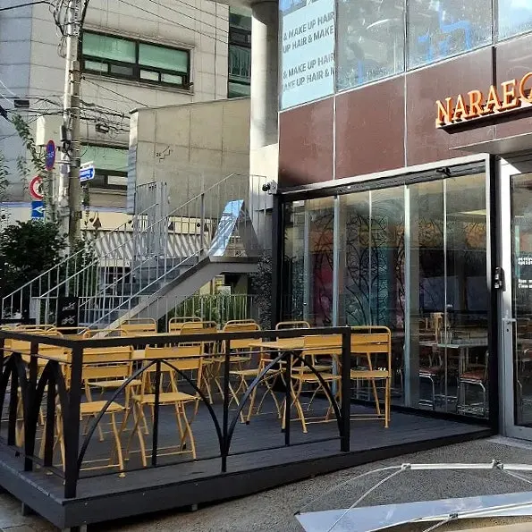 Outdoor terrace seating at Narae Jokbal Songpa Direct Branch