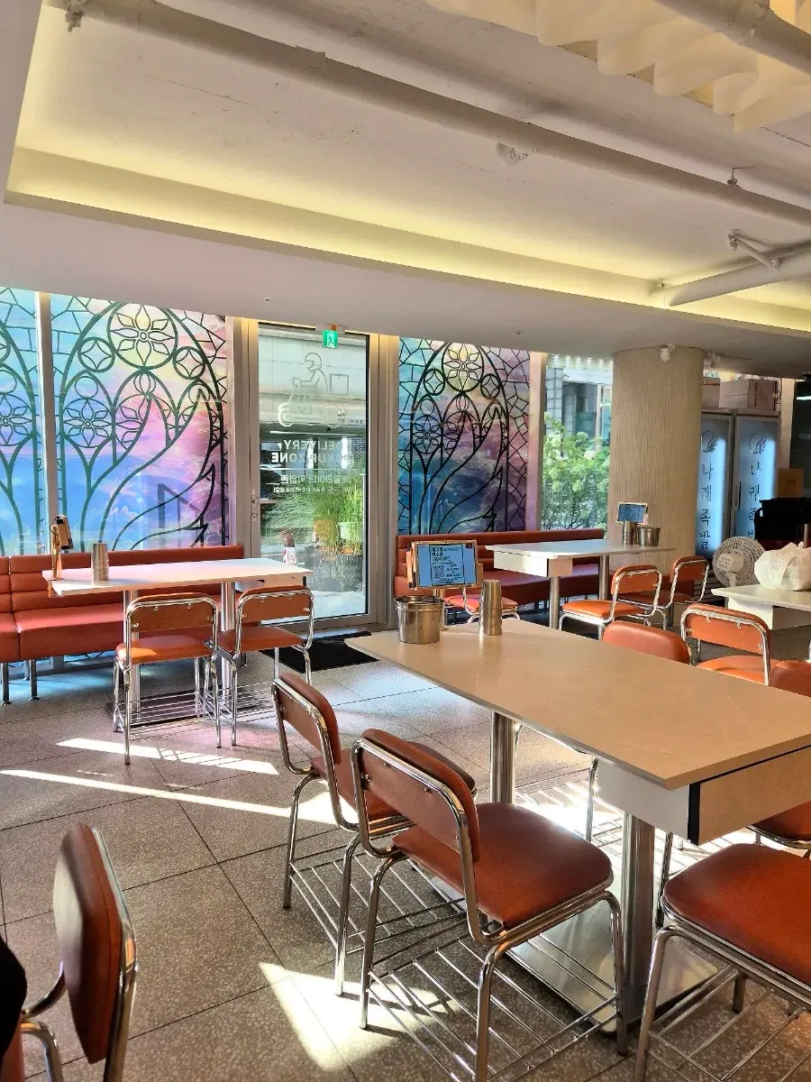 Clean interior view of Narae Jokbal Songpa Direct Branch