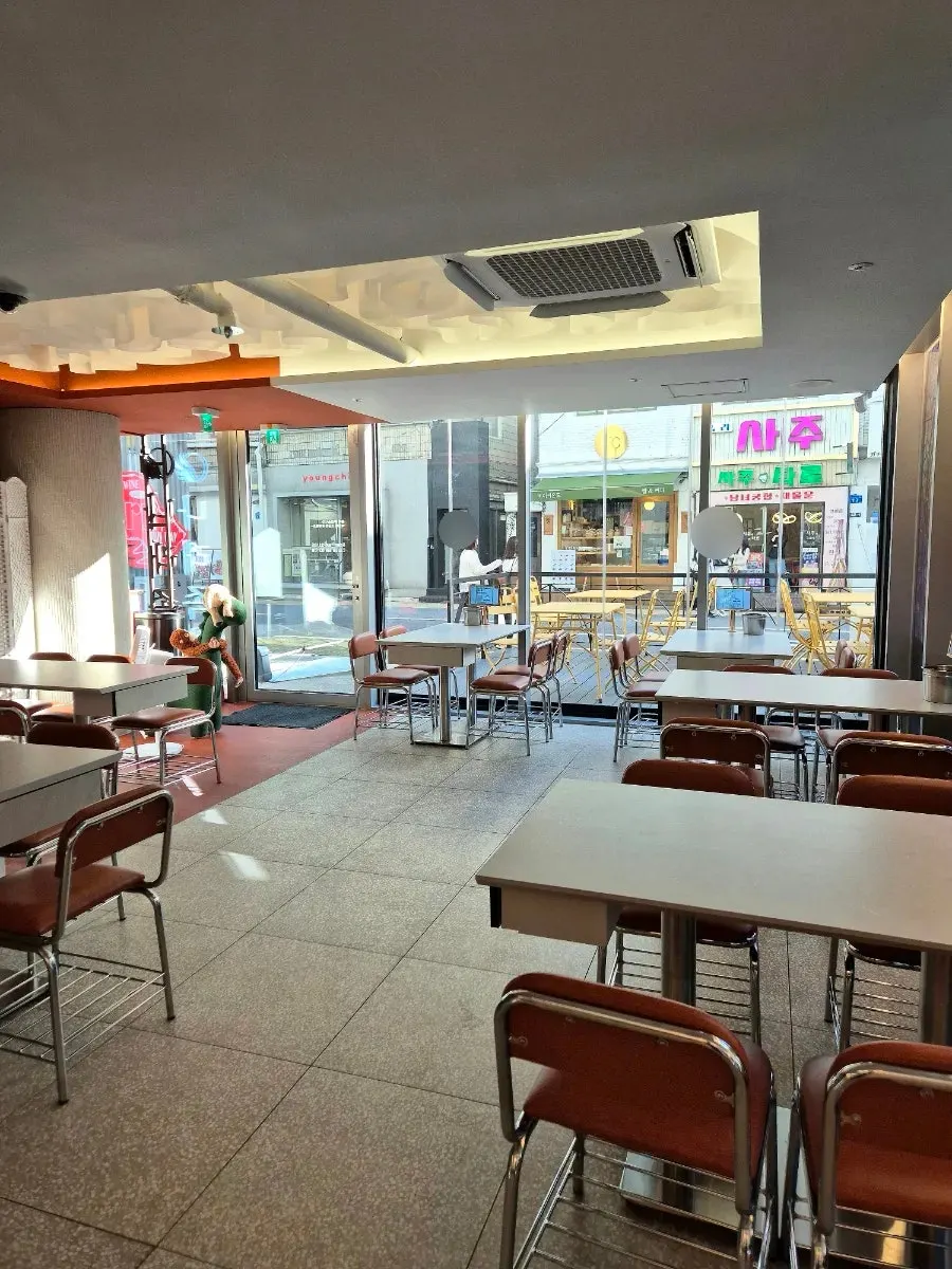 Spaced-out tables inside Narae Jokbal