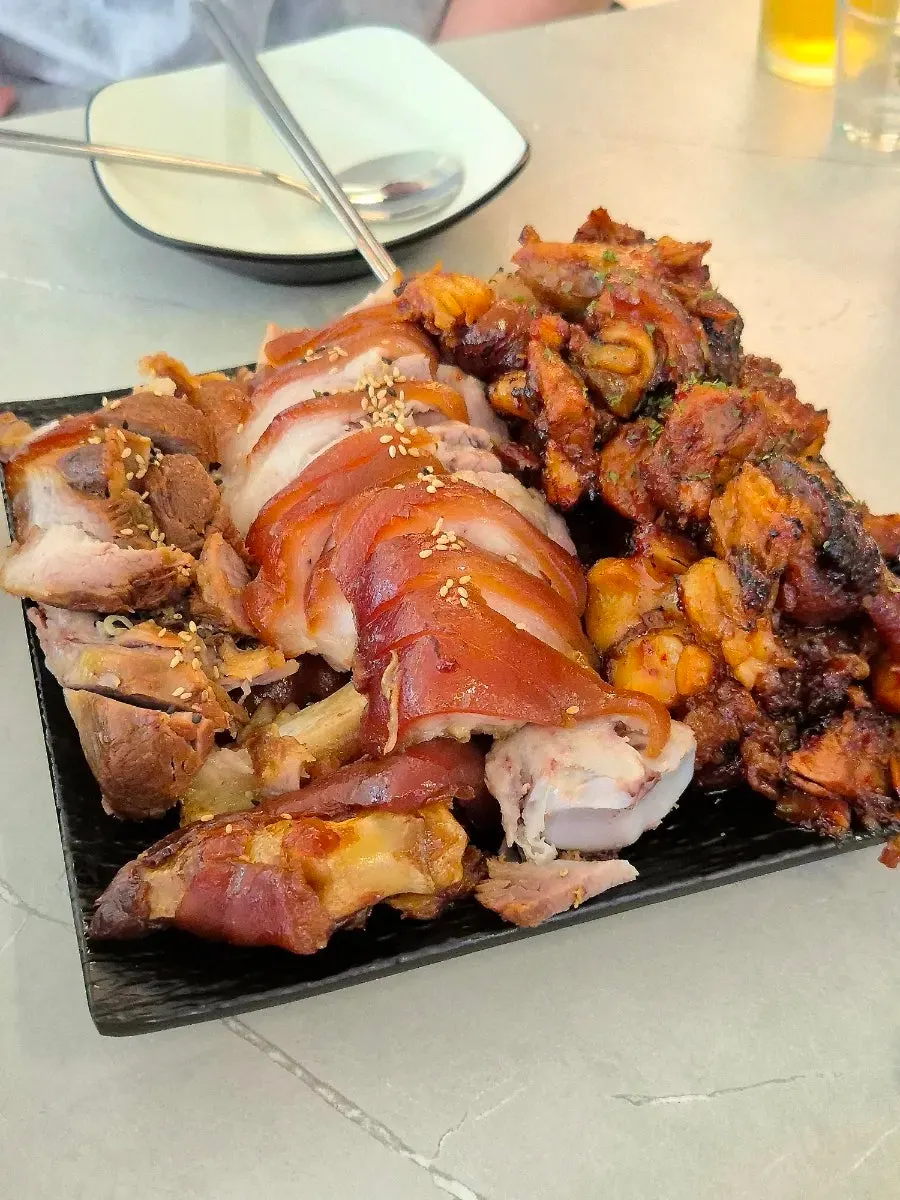 Neatly plated medium half-and-half jokbal