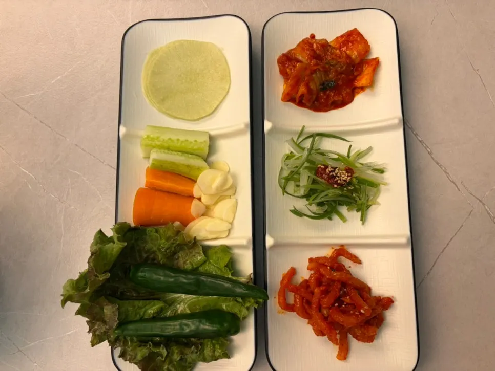나래족발 기본 찬과 무김치, 생마늘