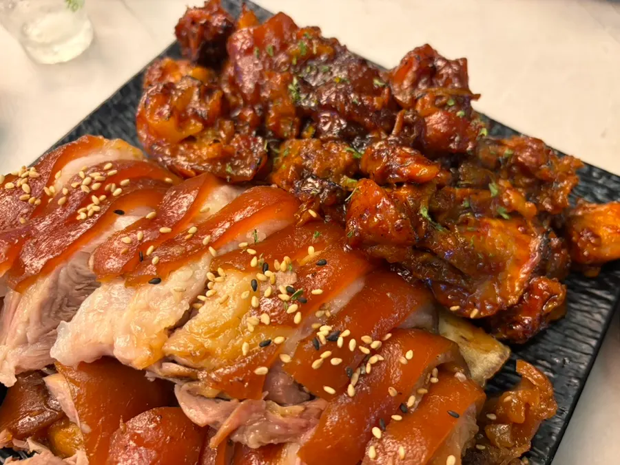 직화 불족발과 오리지널 족발 반반 접시