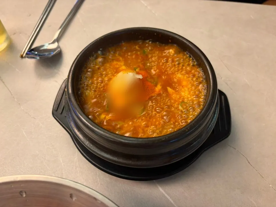 족발 세트에 포함된 뚝배기 순두부찌개