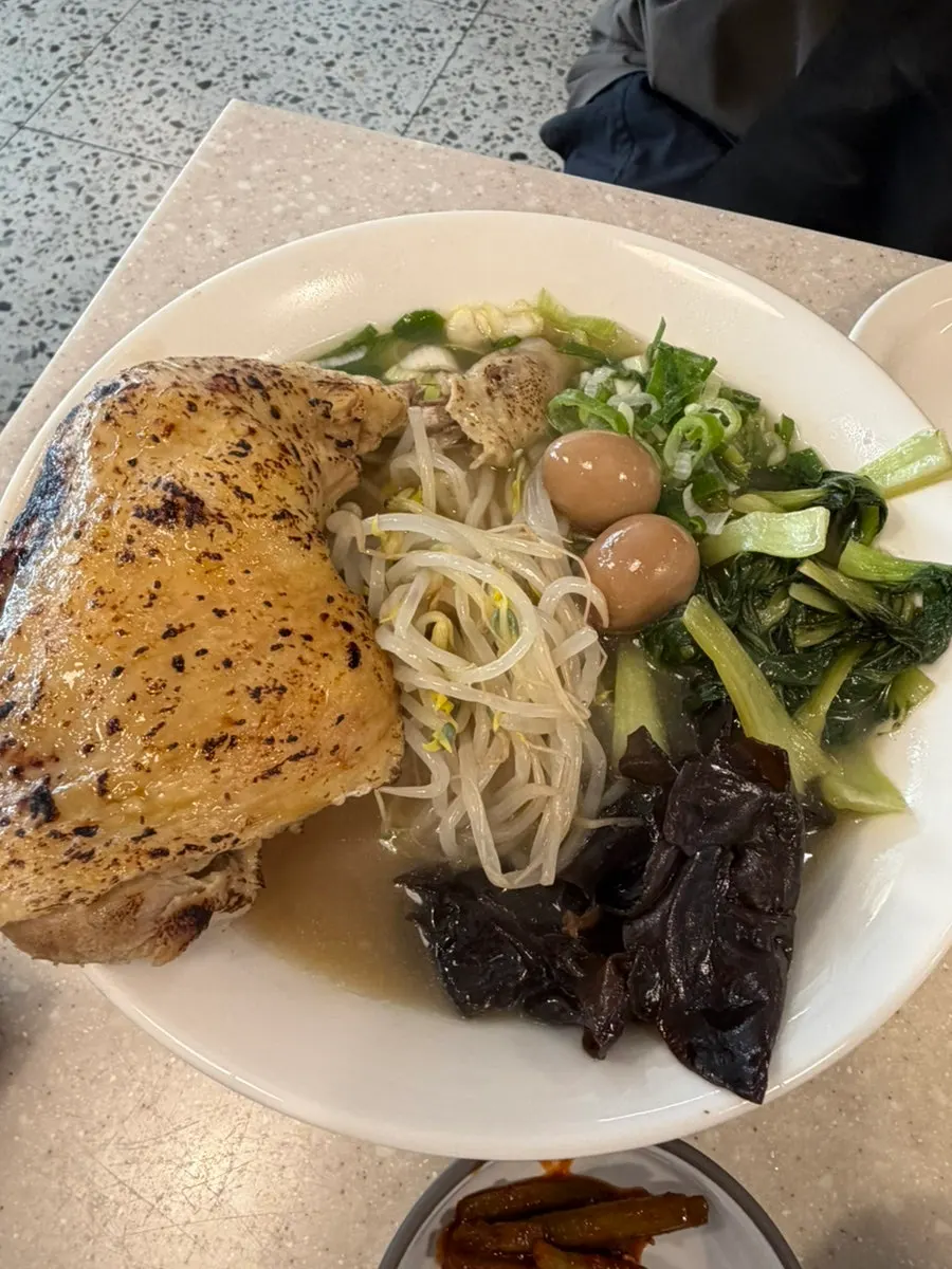 숙주와 차슈, 메추리알이 담긴 마라라멘 속재료