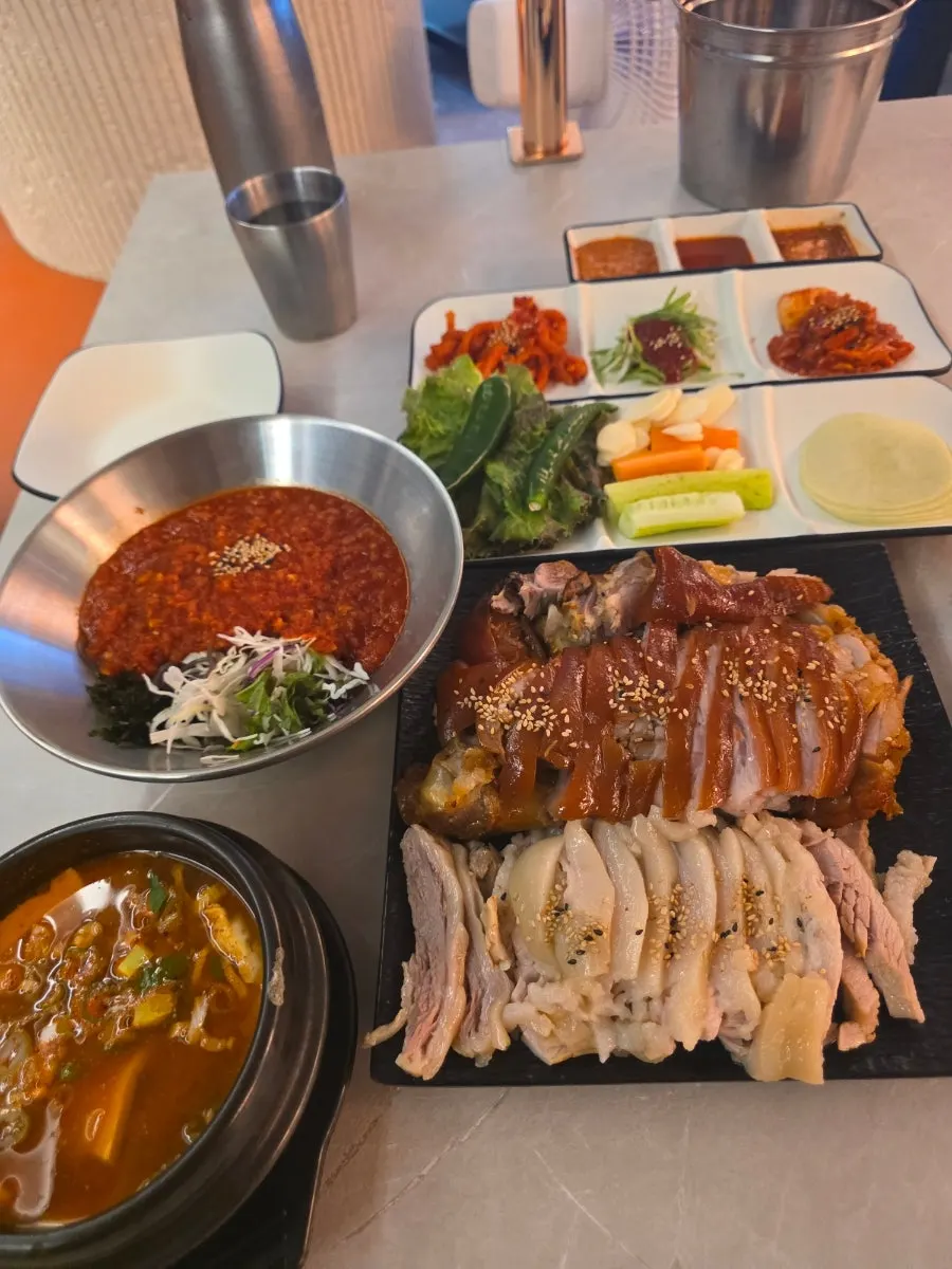 족발 한 점을 집어 든 모습