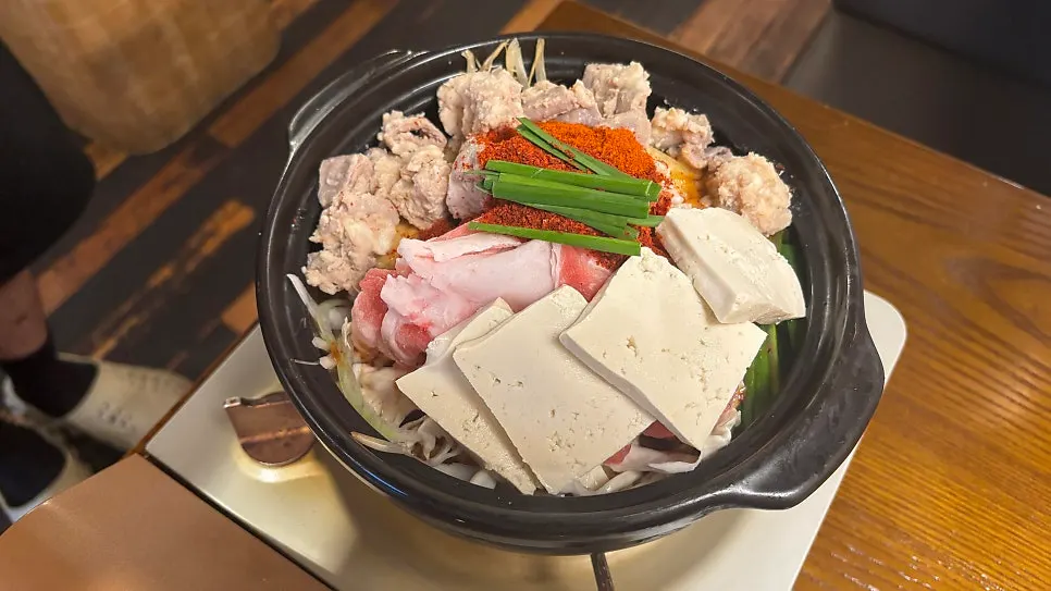 곱창과 대창, 두부와 부추가 담긴 전골 냄비