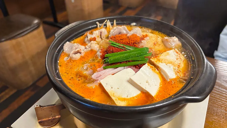 진하고 걸쭉하게 끓은 곱창전골 국물