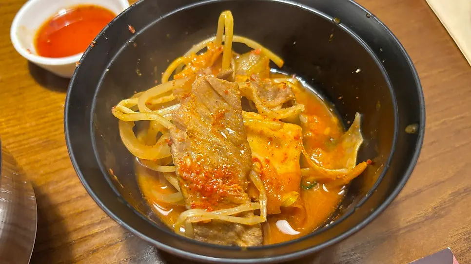 부추와 야채를 건져 담은 접시