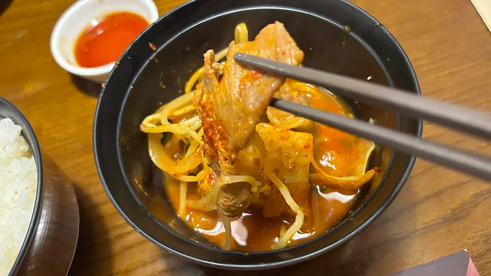 곱창전골에서 건진 고기 한 점
