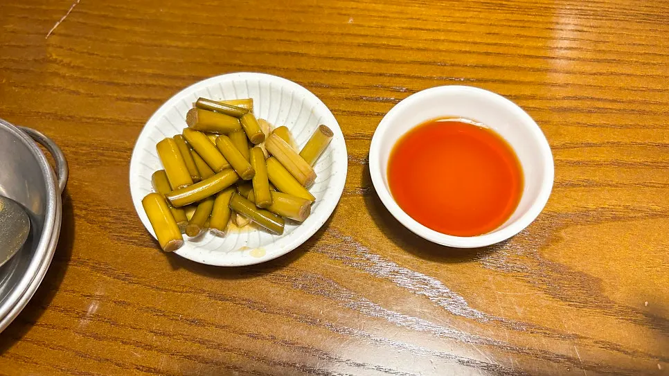 기본 반찬으로 나온 마늘쫑