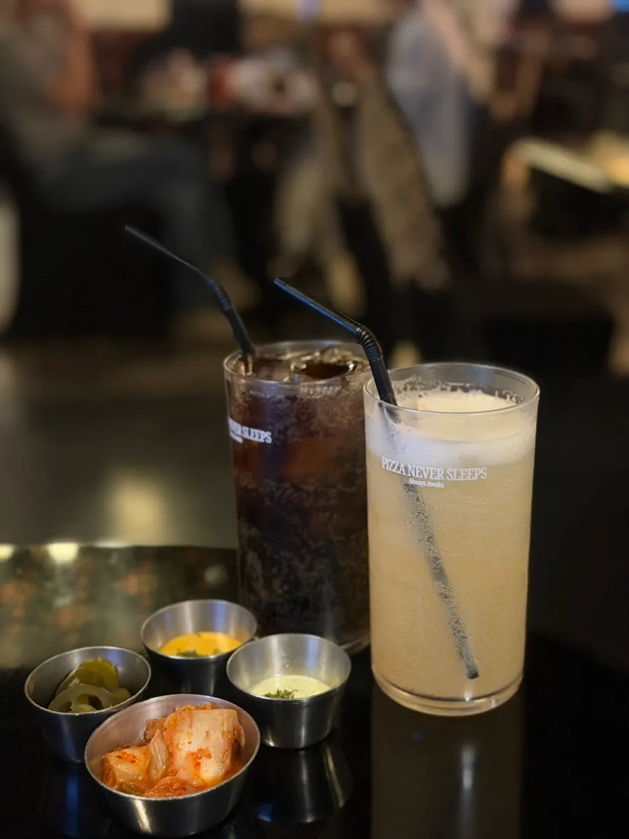 맥주와 하이볼을 갖춘 주류 진열
