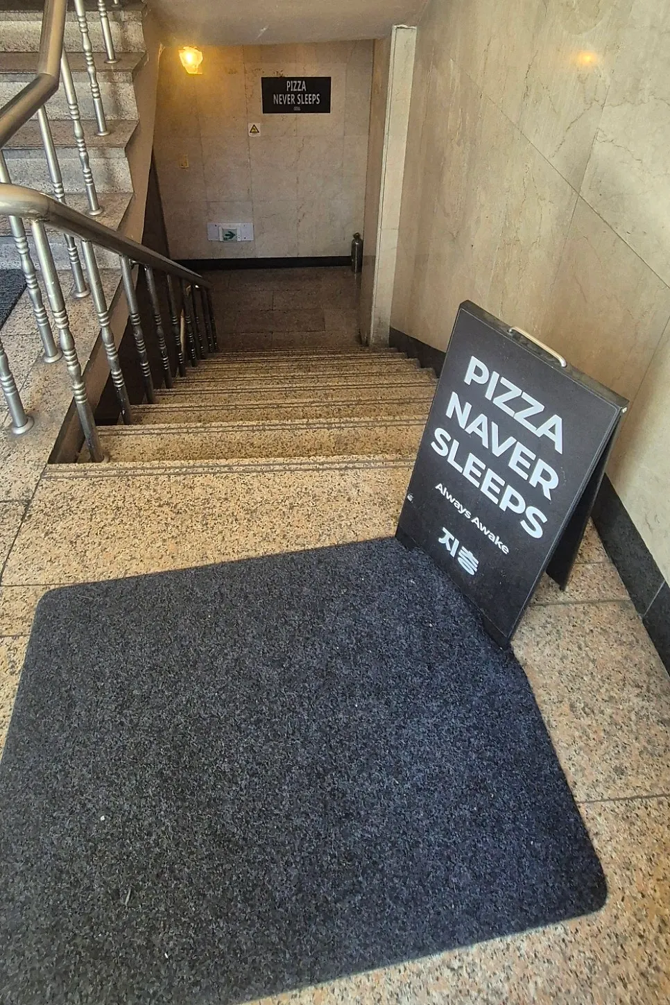 Comfortably spaced seating at the Songridan-gil pizza restaurant