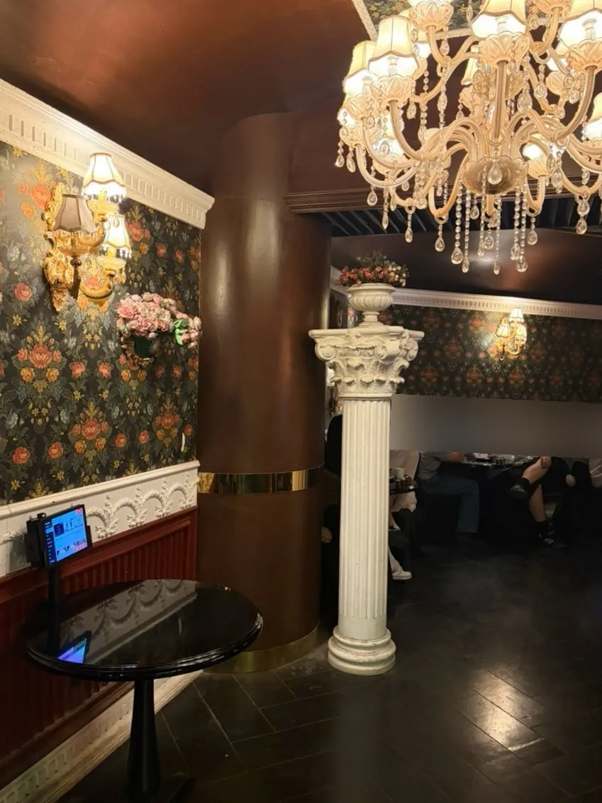 Interior of Pizza Never Sleeps Songridan-gil Branch
