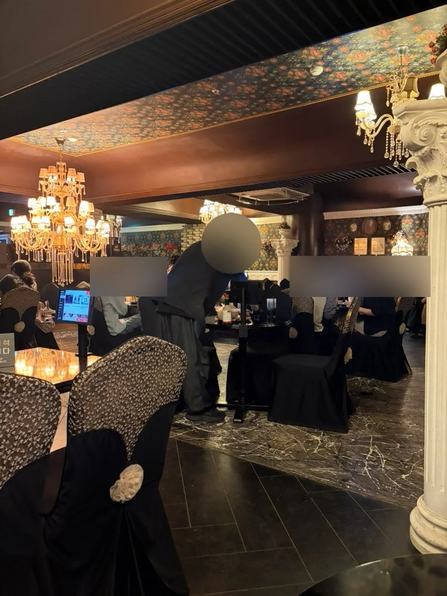 Store seating and lighting