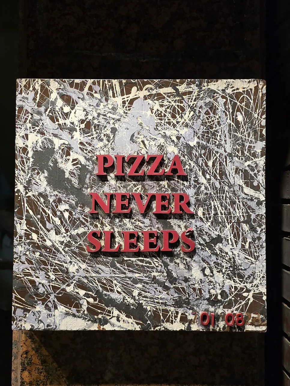 Sign for Pizza Never Sleeps Songridan-gil Branch