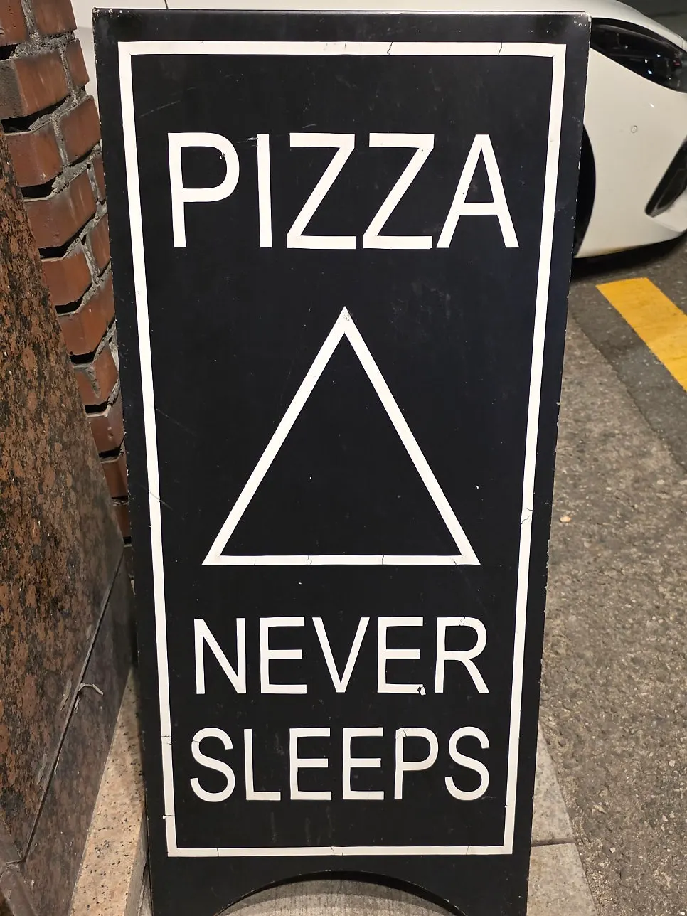 Full view of the entrance to Pizza Never Sleeps Songridan-gil Branch