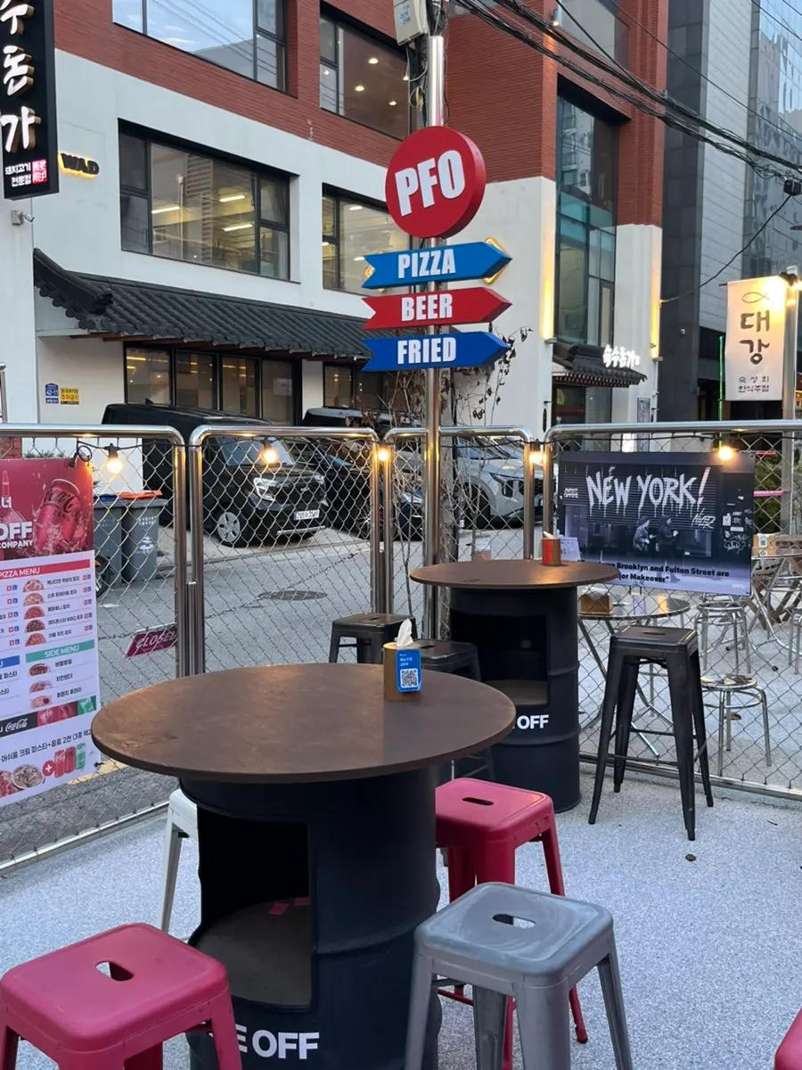 Outdoor seats at the pizza restaurant, 5 minutes on foot from Seokchon Station
