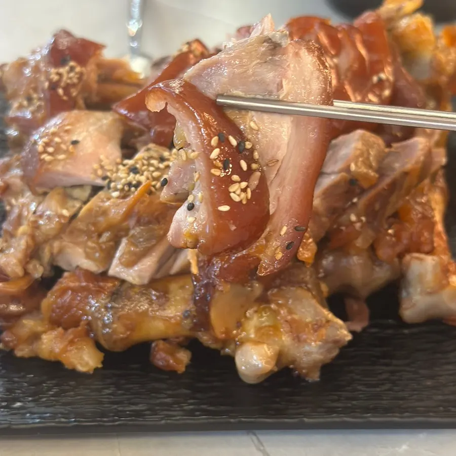 콜라겐과 살코기가 함께 있는 족발 클로즈업