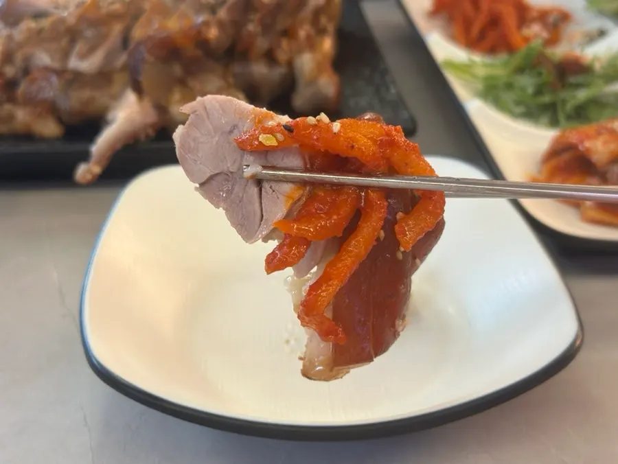 김치에 올려 먹는 족발 한 점
