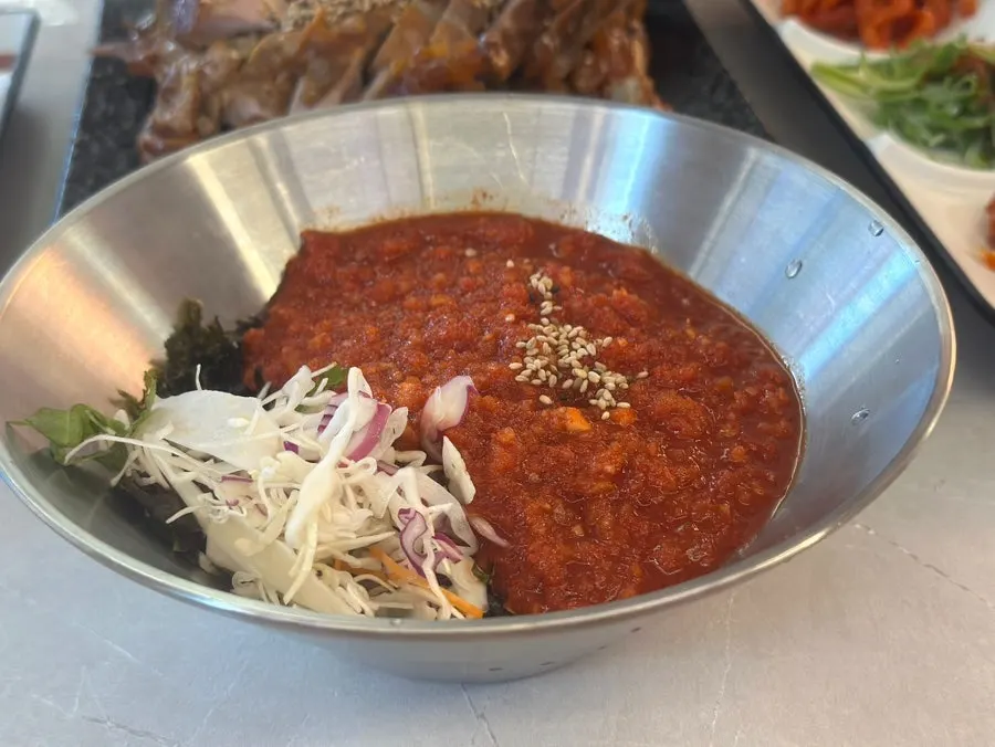 새우젓에 찍은 족발
