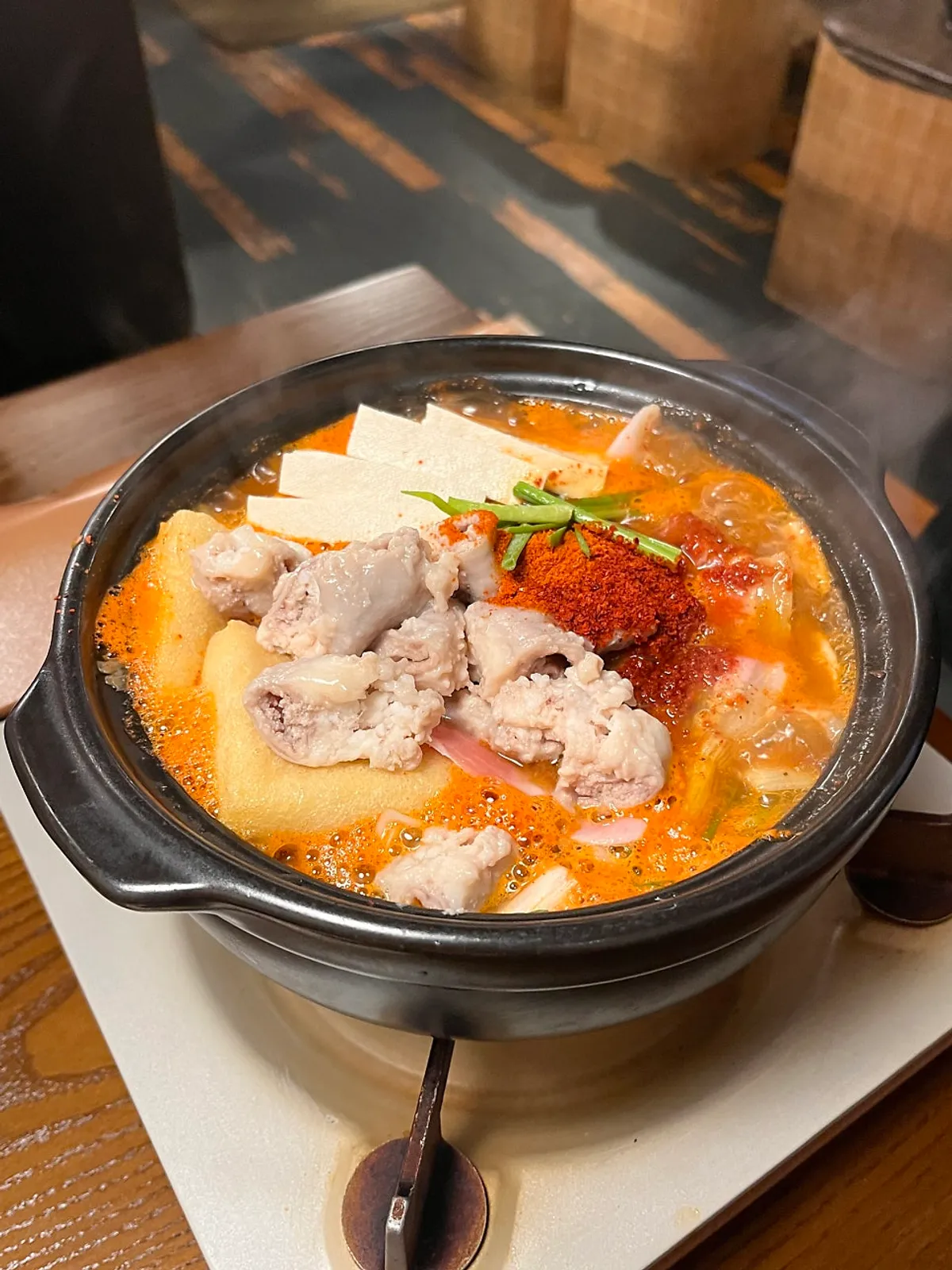 한옥 느낌 외관의 호랑이굴 방이점 입구