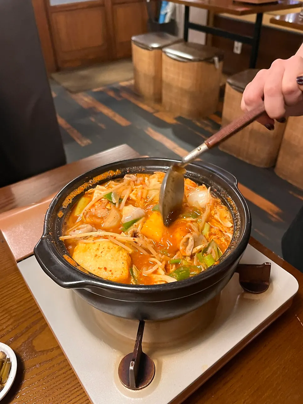 다 끓여 섞은 곱창전골과 얼음컵 음료