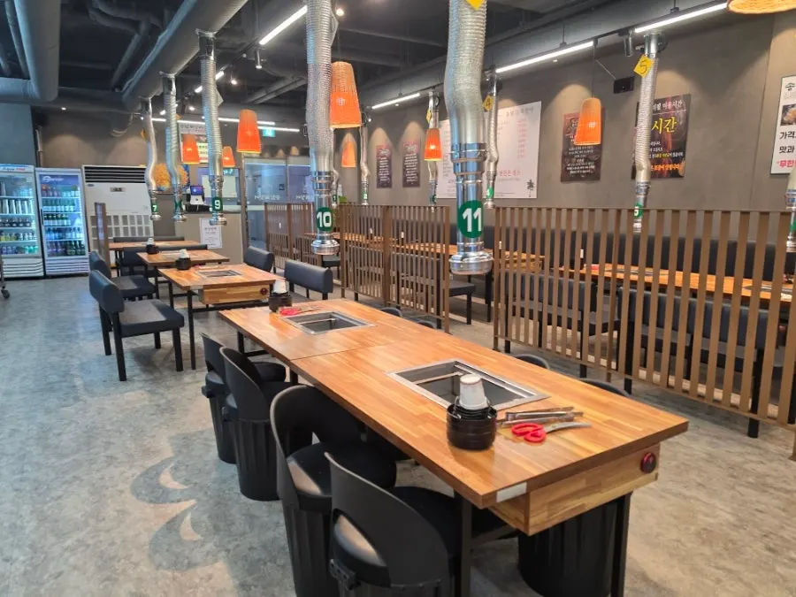 Interior of Songnim Bok Jangeo with spacious tables