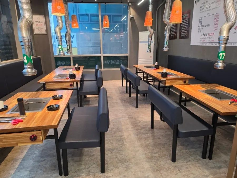 Dining hall with group seating at the all-you-can-eat eel restaurant