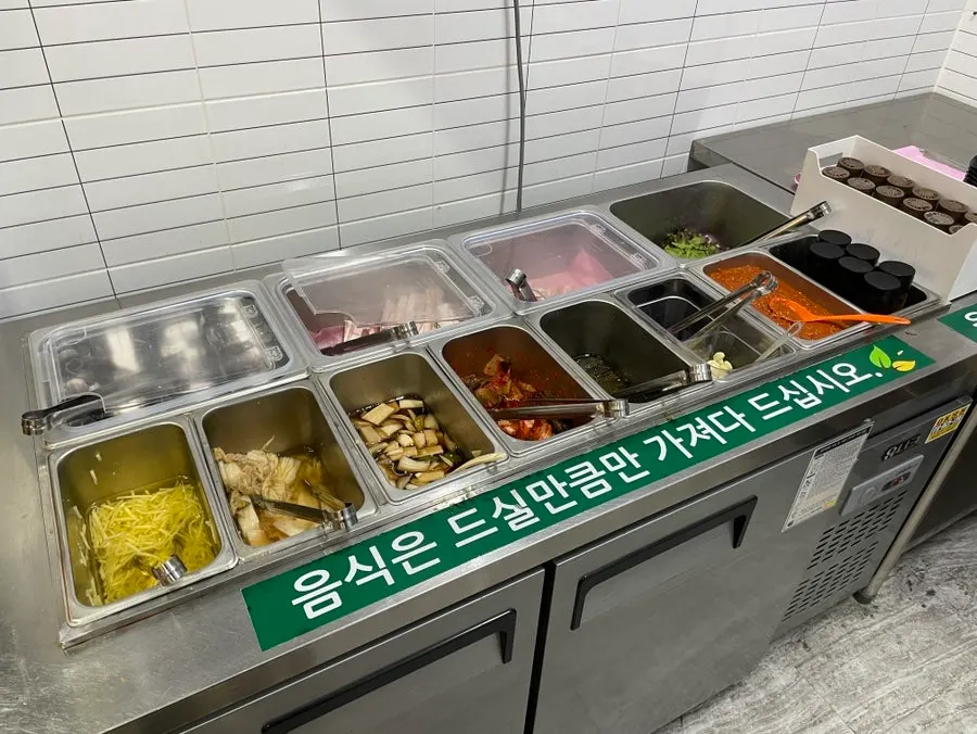 장어와 고기류가 준비된 셀프바