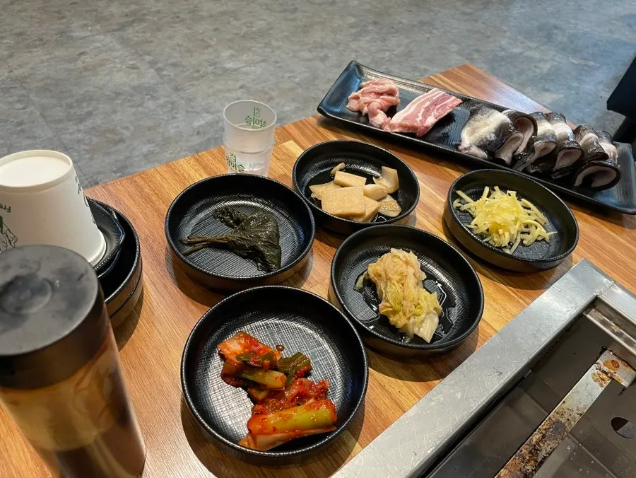 생강채와 특제 소스, 쌈채소 반찬 상차림