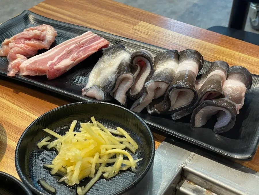 첫 세팅으로 나온 민물장어와 고기류