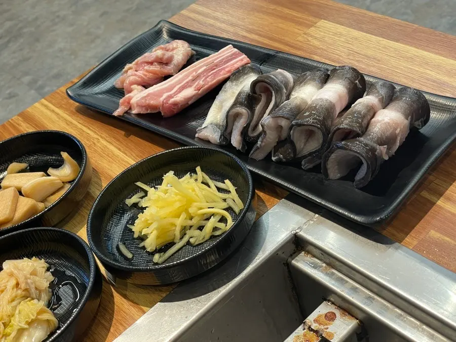 큼직하고 도톰한 생 민물장어 접시