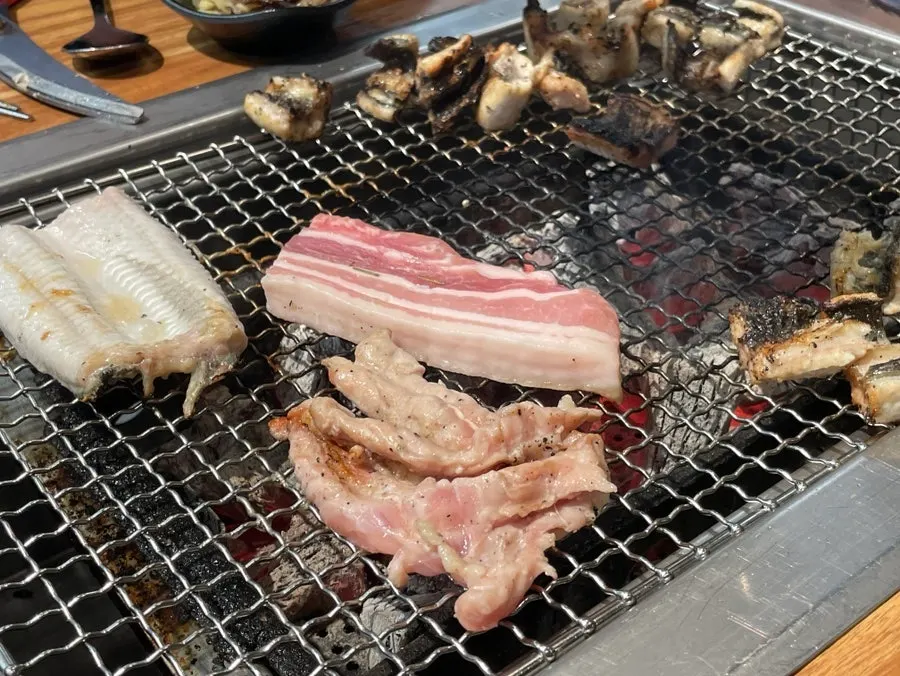 숯불에 번갈아 구운 장어와 고기