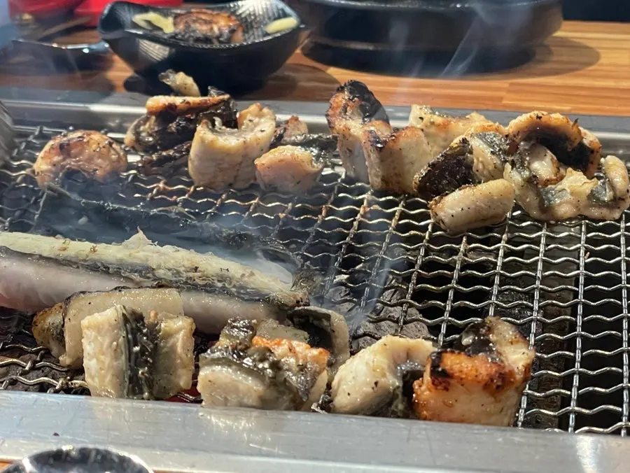 노릇하게 구워진 도톰한 장어구이
