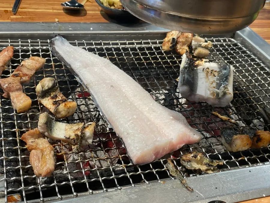 불판에 올린 싱싱한 민물장어