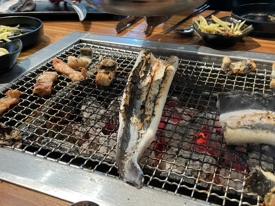 숯불 위에서 익어가는 민물장어